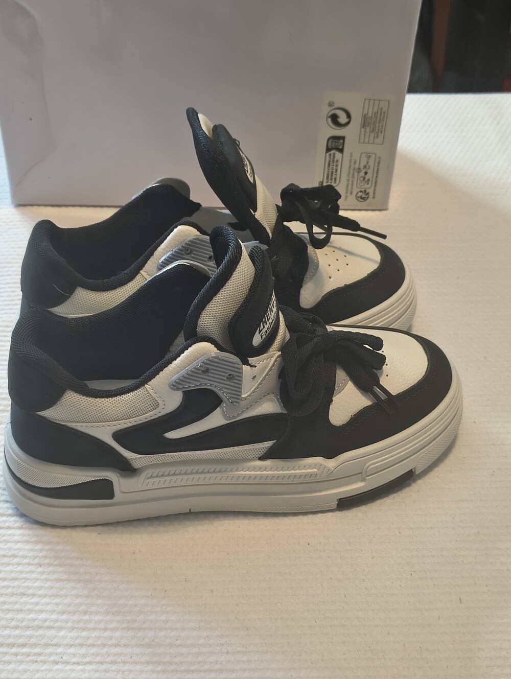 women's color block thick soled skate shoes comfortable size 7New with box.
